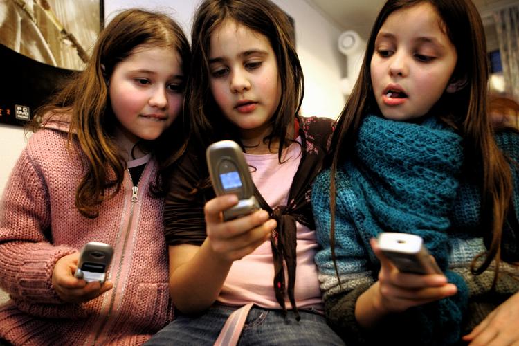 Børn, der sms'er, er bedre til at stave, og det overkommelige antal ord i en sms kan ligefrem give svage elever mod på at skrive. 