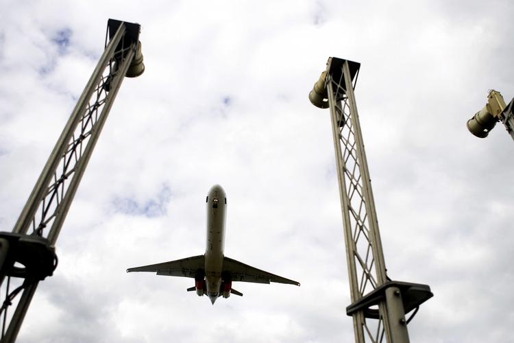Fly på vej mod landing i Københavns Lufthavn. Arkivbillede 