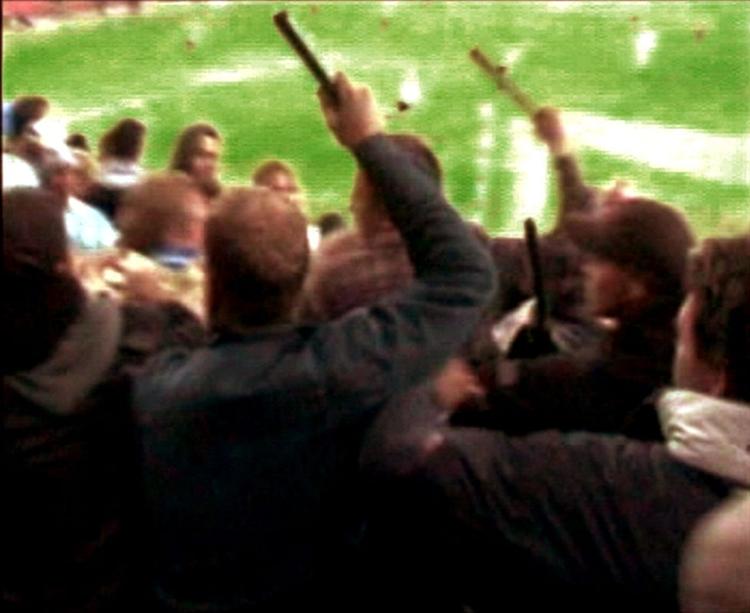 Billede fra episoden filmet af en svensk fodboldtilskuer. 
