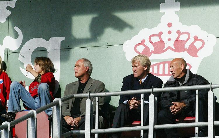 Morten Olsen, mellem FCK-formand Flemming Østergaard og landsholdsassistenten Torben Storm, var glad for at se Jesper Grønkjær tilbage på banen i sidste uge. Arkivfoto. 