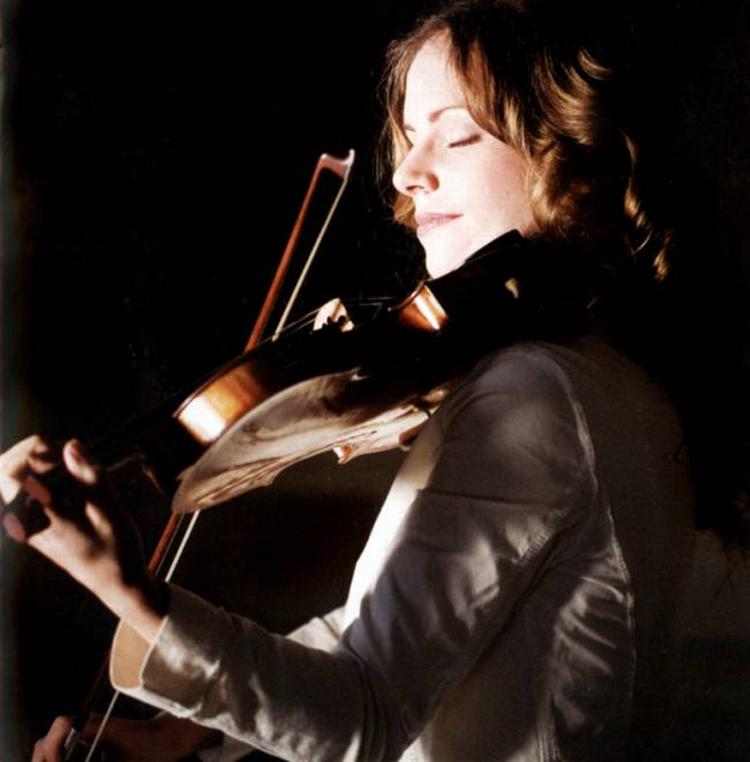 Den tyske violinist Julia Fischer er bare 25 år, men har allerede overtaget Anne Sofies plads som violinisternes dronning. Foto fra cd'en 