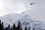 Risikoen for laviner er stor i Østrig netop nu. Her er en redningshelikopter i aktion ved en tidligere lavineulykke i Tyrol. 