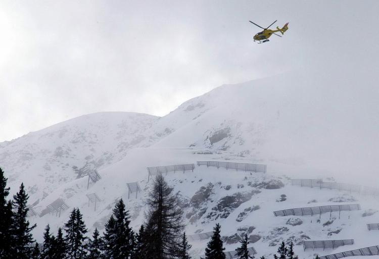 Risikoen for laviner er stor i Østrig netop nu. Her er en redningshelikopter i aktion ved en tidligere lavineulykke i Tyrol. 