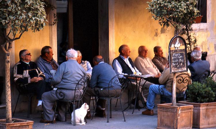 En god stund på en café i San Quiirico. Foto: Palle Kjærulff-Schmidt 