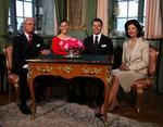 Det svenske kongehus har valgt en klassisk kulisse, men et meget moderne medie til offentliggørelsen af kronprinsessens forlovelse. 