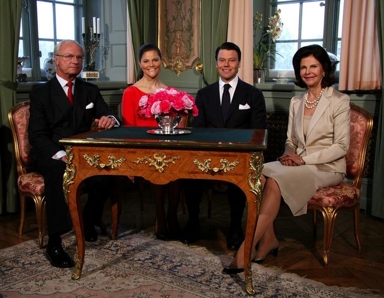 Det svenske kongehus har valgt en klassisk kulisse, men et meget moderne medie til offentliggørelsen af kronprinsessens forlovelse. 