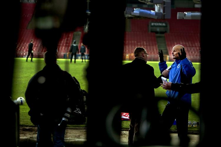 Ståle Solbakken forventer en lige kamp mod Manchester City på torsdag. Og det kan være til FC Københavns fordel. 