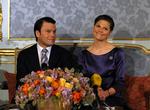 Daniel Westling friede til kronprinsesse Victoria en vinterkold dag i Stockholm. Parret skal giftes i forsommeren 2010. 