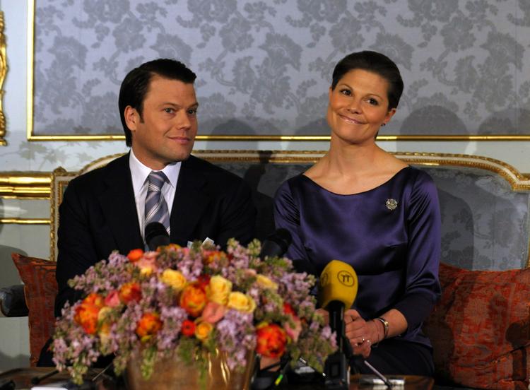 Daniel Westling friede til kronprinsesse Victoria en vinterkold dag i Stockholm. Parret skal giftes i forsommeren 2010. 