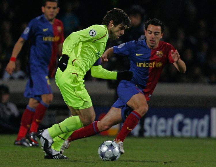 Kongeduel. Juninho (til venstre) i nærkamp med Barcelonas midtbanestrateg Xavi. 