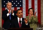 Barack Obama taler, mens vicepræsident Joe Biden og formanden for Kongressen, Nancuy Pelosi, klapper ad USA's præsidents første tale i Kongressen. 