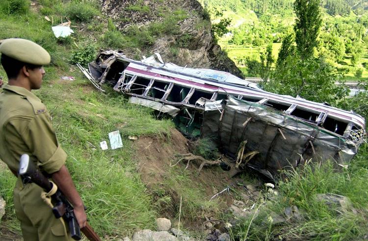 Busulykker forekommer tit i Indien. Ved denne ulykke 17. juli 2004 blev 19 dræbt og 40 såret. 