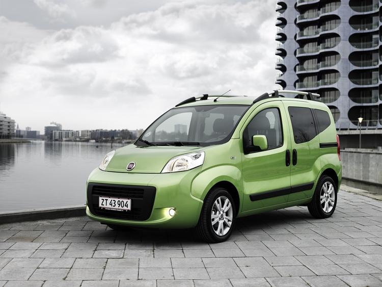 Fiat Qubo - nyt tilbud blandt de praktiske familiebiler. Den har bl.a. skydedør i begge sider. 