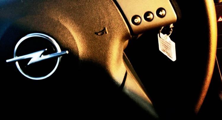 Opel er ude i en regulær dødskamp. Den tyske bilproducent mangler 25 milliarder kroner. 