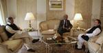 Pakistans tidligere premierminister Nawaz Sharif (th) og broderen Shahbaz Sharif, som nu er frataget titlen som førsteminister i Punjab, under et møde i december 2008 med den indiske repræsentant i Pakistan,  Satyabrata Pal. Arkivfoto. 
