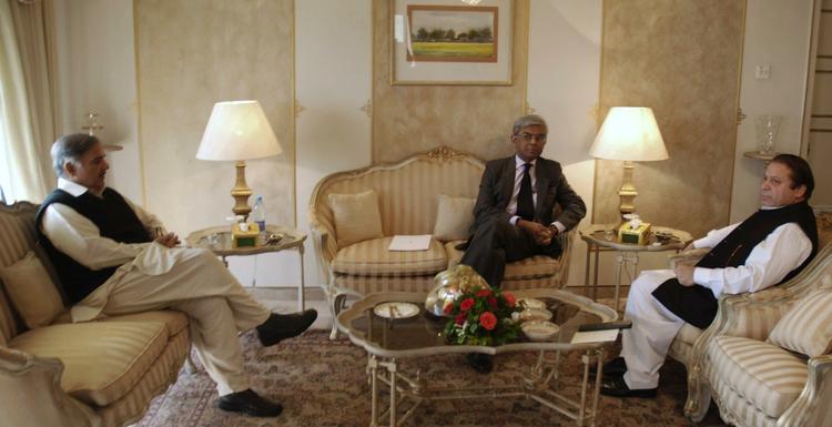 Pakistans tidligere premierminister Nawaz Sharif (th) og broderen Shahbaz Sharif, som nu er frataget titlen som førsteminister i Punjab, under et møde i december 2008 med den indiske repræsentant i Pakistan,  Satyabrata Pal. Arkivfoto. 