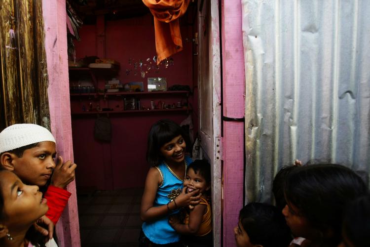 Rubina Ali i døråbningen til hjemmet i slumkvarteret Bandra i Mumbai. 