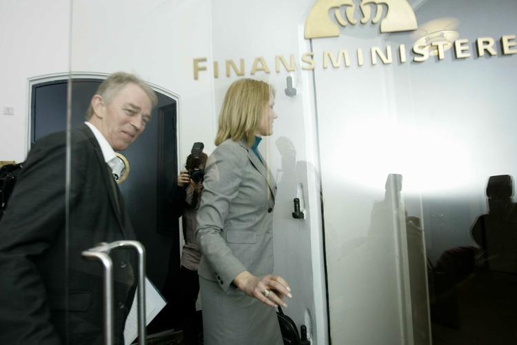 Villy Søvndal og Helle Thorning-Schmidt går ind til mødet i Finansministeriet. 