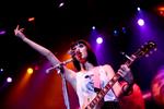 Når Katy Perry ikke sprang rundt, mens hun sang sin  optimistiske powerpop, snakkede hun til sine fans. Om at blive tagget på Facebook i en uheldig situation. Eller for eksempel om som pige at sørge for at blive  behandlet ordentligt af fyrene. 
