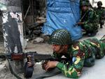 Regeringsstyrker har taget stilling uden for en paramilitær styrkes hovedkvarter i Bangladeshs hovedstad Dhaka. 