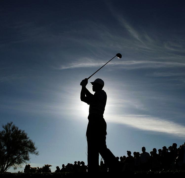 Tiger Woods følger sit drive under træningen forud for det uofficielle VM i hulspil i Marana, Arizona. 