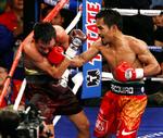 Manny Pacquiao med en højre til hovedet til Oscar De La Hoya under de to bokseres møde i december. Arkivfoto. 