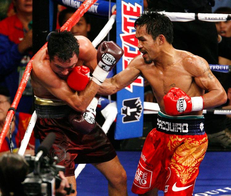Manny Pacquiao med en højre til hovedet til Oscar De La Hoya under de to bokseres møde i december. Arkivfoto. 