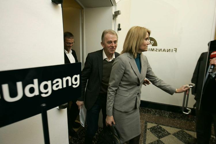 Helle Thorning-Schmidt og Villy Søvndal forlader dagens forhandlinger  om skattereformen i Finansministeriet. 