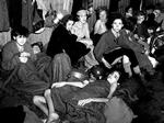 Kvinder og børn i en barak i kz-lejren Bergen-Belsen, hvor en voldsom tyfusepidemi hærgede i vinteren 1945. Foto: AP 
