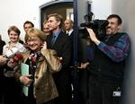 Pia Kjærsgaard forlader forhandlingerne i Finansministeriet sammen med Kristian Thulesen Dahl og Peter Skaarup. 