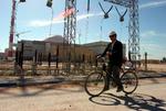 En russisk tekniker cykler forbi det atomanlæg i Bushehr, som Iran regner med at kunne åbne i år. Arkivfoto 