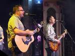 Barenaked Ladies' to forsangere Steven Page (forrest) og Ed Robertson under en af de fire koncerter, bandet spillede på turen. Foto: Tommy Grøn 