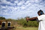 Millioner af amerikanere har skydevåben i hjemmet. Men friheden til at bære våben bliver nu begrænset for hustrumishandlere. Arkivfotoet er fra en skydebane i Texas. 