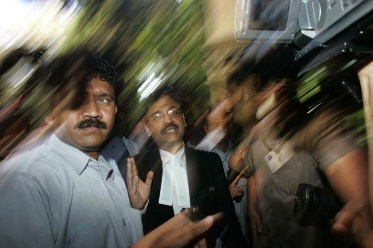 Ujjwal Nikam, der er anklager i sagen mod en formodet Mumbai-terrorist, ankommer til retten, hvor sagen i dag begyndte. 