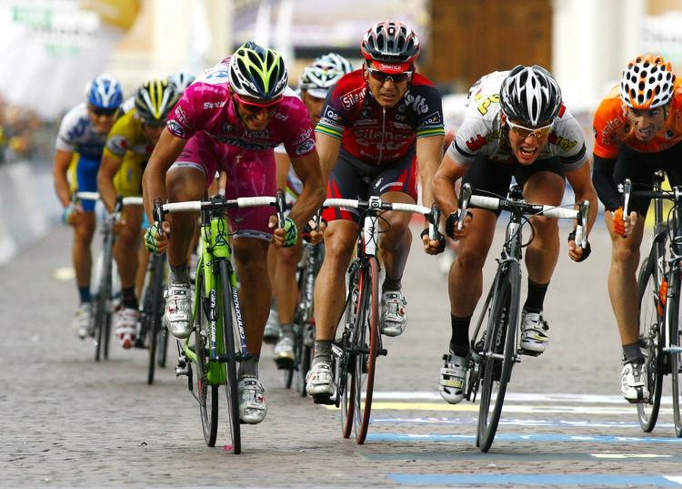 Daniele Bennati (yderst tv.) vandt 12. etape af Giro d'Italia sidste år, men på Sardinien er han nu to gange i træk blevet besejret af Marko Lorenzetto. Arkivfoto. 