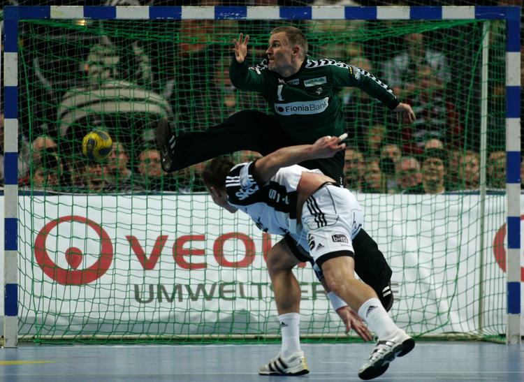 Peter Henriksen blev skudt i sænk af blandt andre Filip Jicha i anden halvleg af Champions League-lampen mod Kiel. 