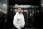 Den 25-årige kontanthjælpsmodtager Michael Vestbo håber, at han går fri af krisen. En uddannelse som buschauffør er en god satsning, mener han: »Der er jo ingen, der bruger penge på taxaer længere«, siger han. 