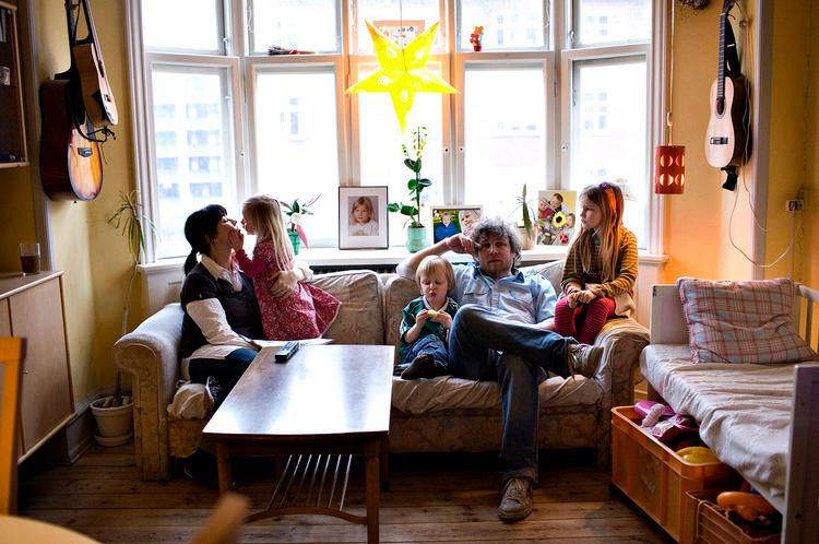 Tre børn og to voksne har skabt rum til sig selv i en lejlighed på 65 kvadratmeter. Stuen holdes åben og fri for opbevaringsreoler og lignende. 