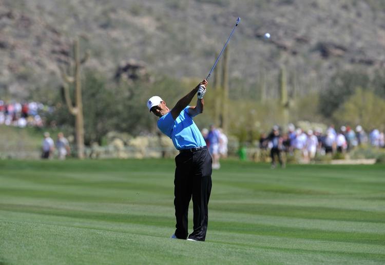 Ved at slå bolden op en meter fra hullet genoptog Tiger Woods sin karriere med en birdie. 