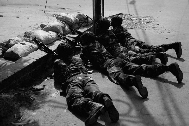 Regeringstro soldater i Bangladesh, hvor et oprør i militæret kan have kostet 50 officerer livet. 