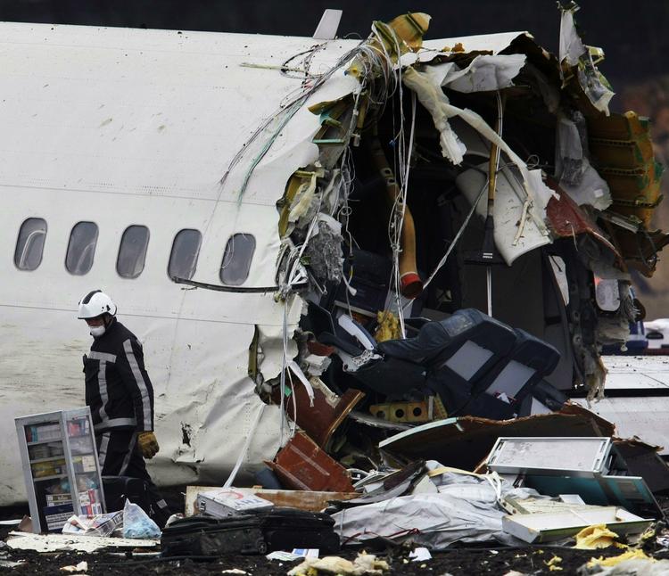 Det er stadig uvidst, hvad der forårsagede flystyrtet i Holland i går. Passagerer troede, at piloterne lavede sjov. 
