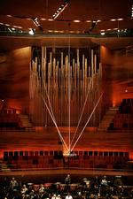 Det enorme orgel, der er indkøbt specielt til salen, er tilsyneladende et decideret fejlkøb. Hvad DR vil gøre ved det, venter vi nu spændt på, skriver Thomas Michelsen. 
