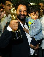 Lyddesigneren Resul Pookutty med en af otte Oscars, 'Slumdog Millionaire' har med hjem fra Hollywood. 