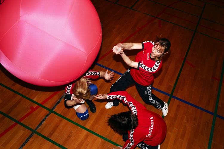 Birgitte Rask (tv.), Heidi Aasborg (øverst th.)og Kirsten Moesgaard er  tre af kin-ball-sportens ivrige atleter i Århus, men de vil gerne have sporten ud i hele Danmark. 