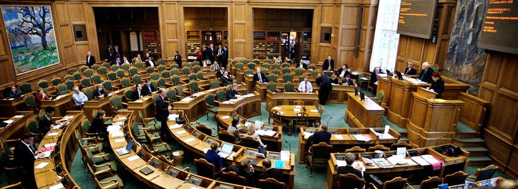Karen Hækkerup (S), Peter Skaarup (DF) og Tom Behnke (K) hører alle til den gruppe af politikere, der har udtalt sig om domme i verserende sager, og som dermed er gået imod ordlyden af den grundlov, de selv har underskrevet. Foto: Jens Dresling 
