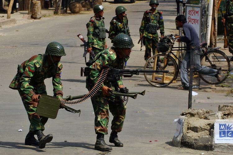 Tropper fra hæren i Bangladesh forsgøer at nærme sig de paramilitære soldaters hovedkvarter i Dhaka. Mytteriet, der startede i Dhaka i går har i dag bredt sig til mindst seks grænsedistrikter. 