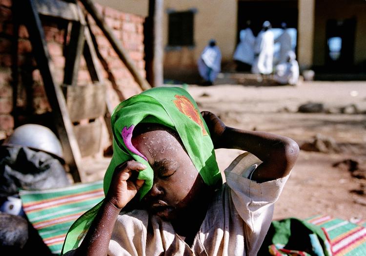 Barn fra Darfur hviler ud efter flugt fra Janjaweed militsen i 2005. Arkivfoto 