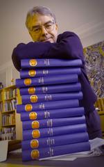 Måske er det slut med den 54 kilo tunge bogudgave efter encyklopædien er blevet lagt gratis på internettet. Her ses forlagsredaktør Jørn Lund med bogværket. Arkivfoto. 