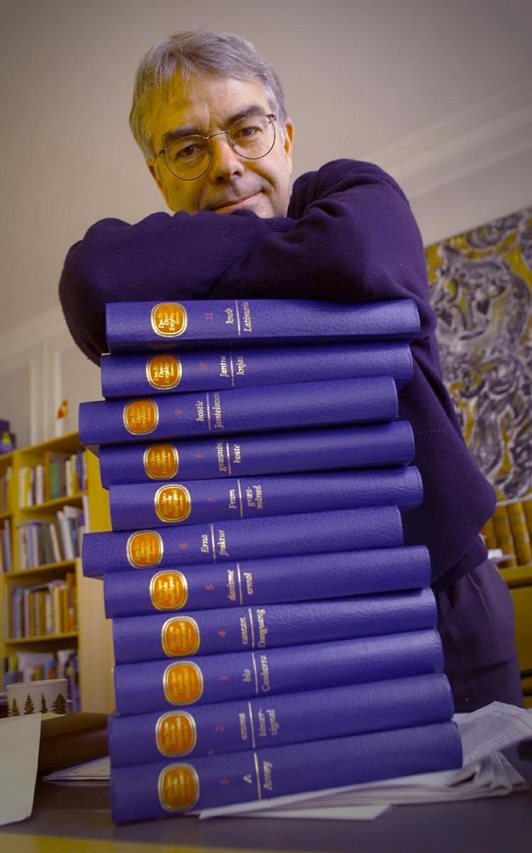 Måske er det slut med den 54 kilo tunge bogudgave efter encyklopædien er blevet lagt gratis på internettet. Her ses forlagsredaktør Jørn Lund med bogværket. Arkivfoto. 