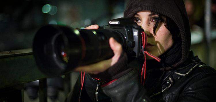 Lisbeth Salander i skikkelse af Noomi Rapace er en endnu bedre figur på film end i bogen, mener visse anmeldere. 